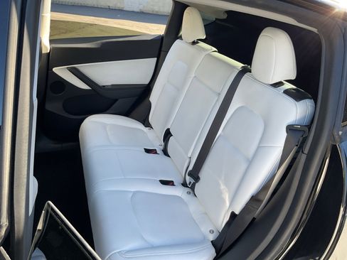 Used 2020 Tesla Model Y Long Range image 18