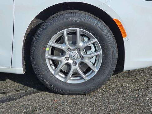 New 2026 Chrysler Pacifica Select image 10