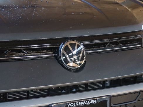 New 2025 Volkswagen Taos SE w/ Panoramic Sunroof Package FWD image 5