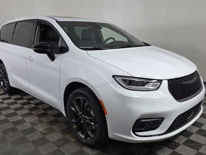 New 2026 Chrysler Pacifica Select