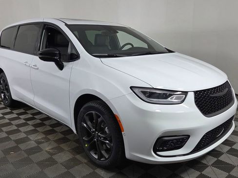 New 2026 Chrysler Pacifica Select image 1