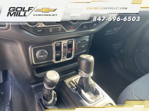 Used 2024 Jeep Wrangler Unlimited Sahara AWD/4WD image 23