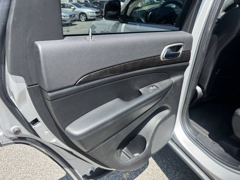 Used 2012 Jeep Grand Cherokee Laredo AWD/4WD image 17