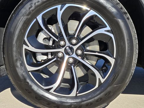 Used 2024 Lincoln Nautilus Premier image 12