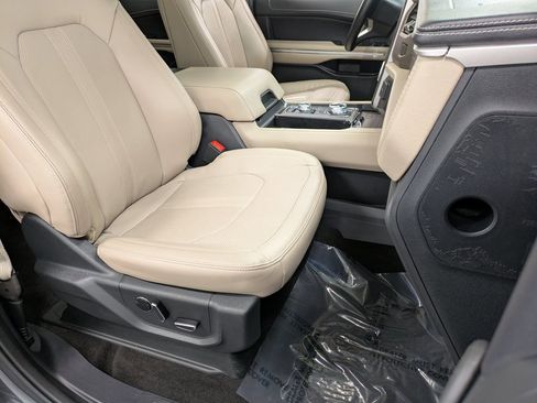 Used 2023 Ford Expedition Limited image 28
