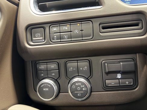 Used 2023 GMC Yukon XL SLT w/ SLT Premium Package AWD/4WD image 19