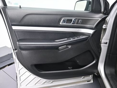 Used 2017 Ford Explorer XLT w/ Equipment Group 202A AWD/4WD image 9