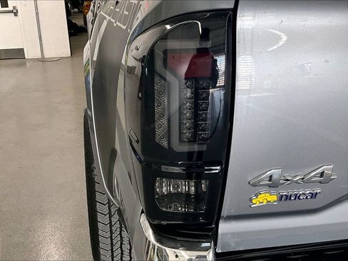 Used 2018 Toyota Tacoma SR5 image 32