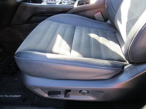 Used 2023 Mitsubishi Outlander SE FWD image 23