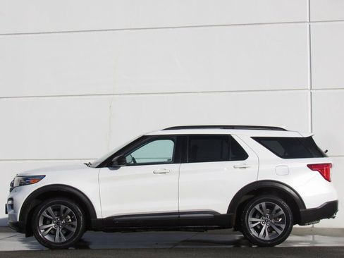 Used 2021 Ford Explorer XLT w/ Equipment Group 202A image 4