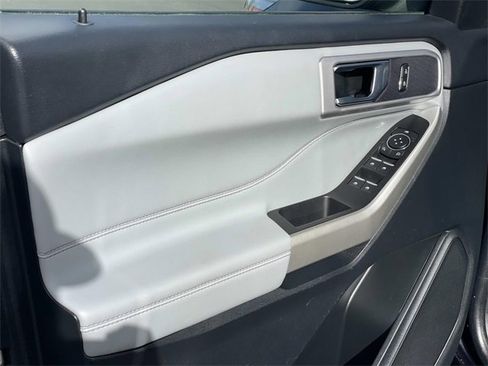 Used 2022 Ford Explorer XLT w/ Equipment Group 202A image 19