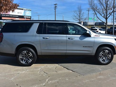 Used 2025 Chevrolet Suburban Z71 image 4