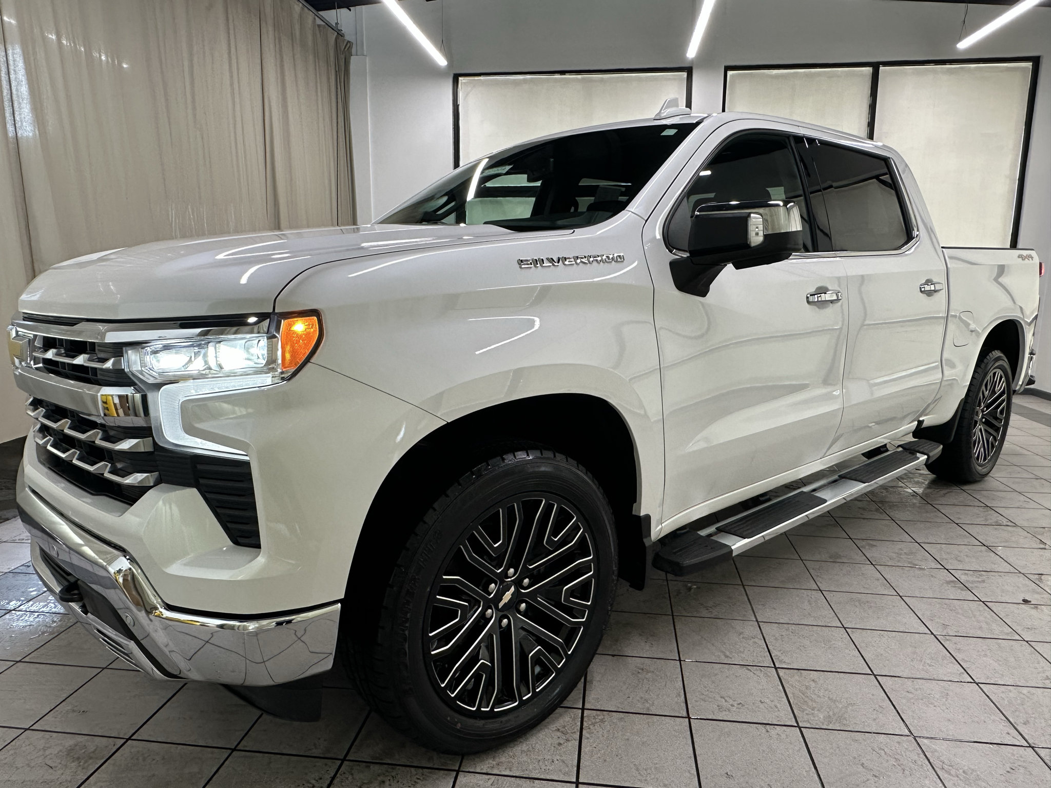 Used 2024 Chevrolet Silverado 1500 LTZ AWD/4WD image 12