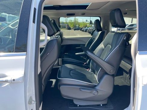 Certified 2023 Chrysler Pacifica Limited FWD image 25