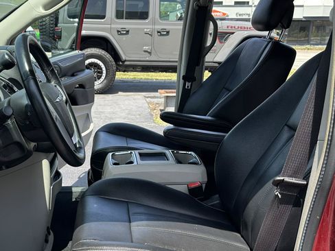 Used 2016 Chrysler Town & Country Touring w/ Driver Convenience Group FWD image 26