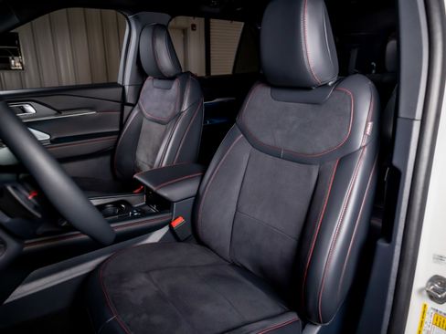 Used 2025 Ford Explorer ST image 4