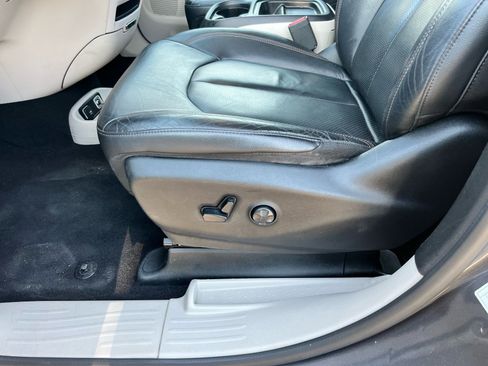 Used 2018 Chrysler Pacifica Touring-L image 14