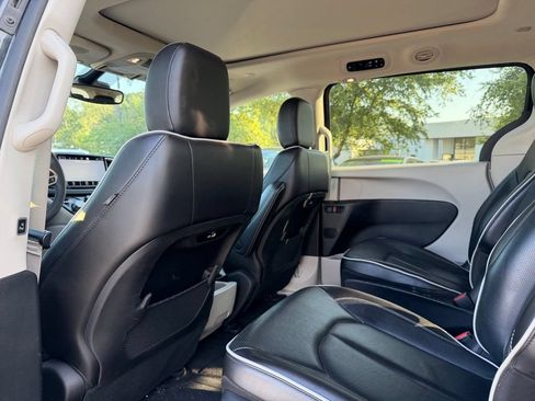 Used 2023 Chrysler Pacifica Limited FWD image 25