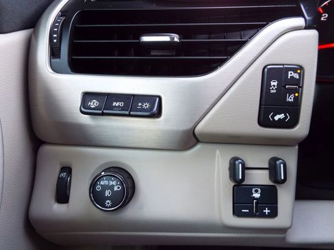 Used 2015 GMC Yukon XL Denali w/ Touring Package image 31