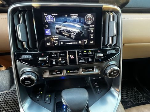 Used 2025 Lexus LX 600 4WD w/ Appearance Package image 27