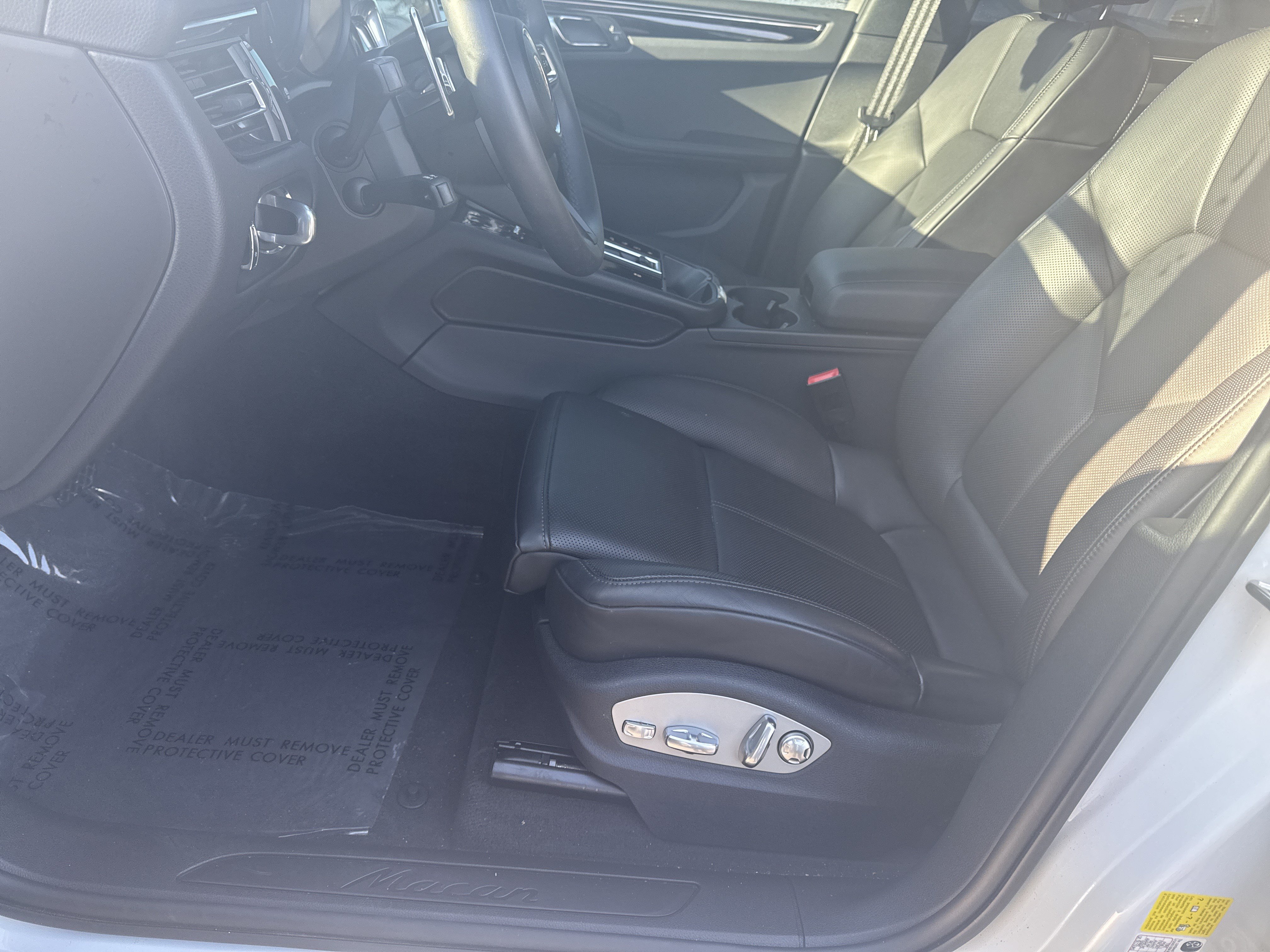 Used 2025 Porsche Macan AWD/4WD image 16