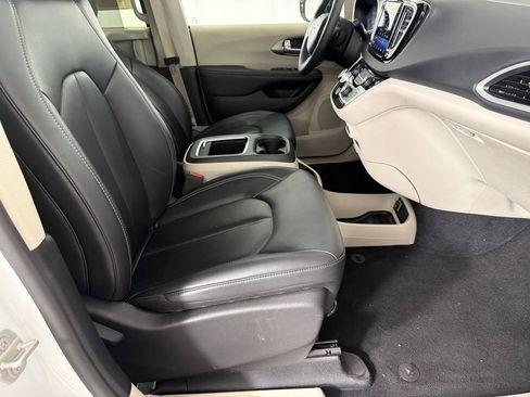 Used 2024 Chrysler Pacifica Touring-L FWD image 13