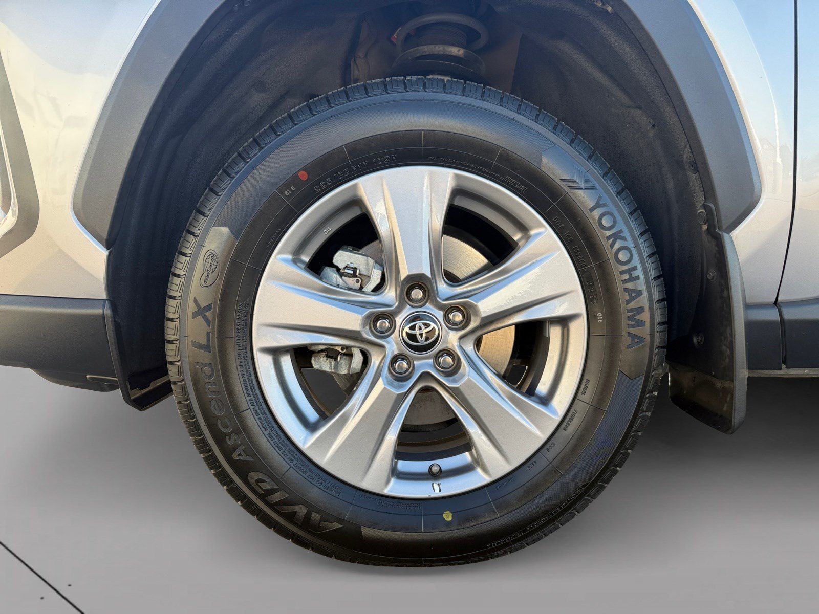 Used 2024 Toyota RAV4 XLE AWD/4WD image 9