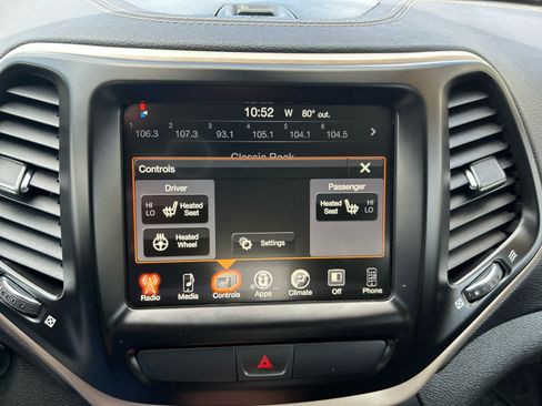 Used 2017 Jeep Cherokee Latitude w/ Cold Weather Group AWD/4WD image 16