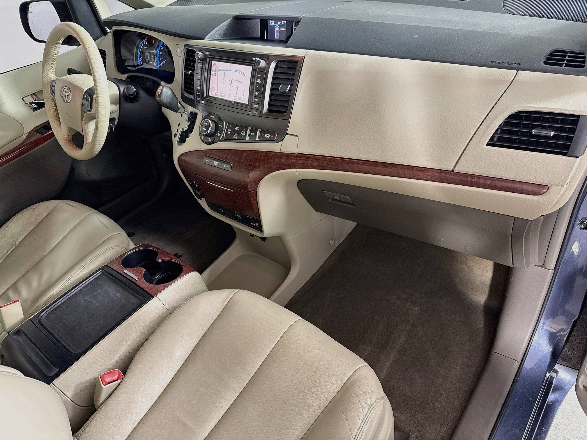 Used 2014 Toyota Sienna XLE w/ XLE Premium Package FWD image 39