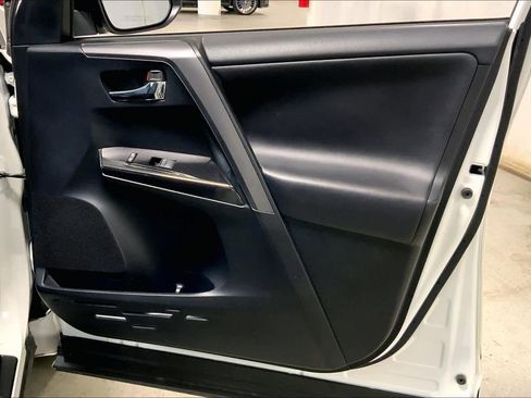 Used 2016 Toyota RAV4 SE image 22