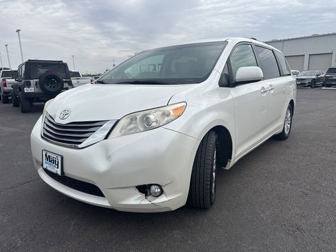 Used 2016 Toyota Sienna XLE image 7