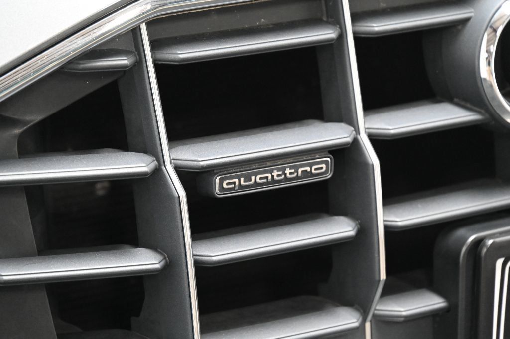 Used 2020 Audi Q8 Premium w/ Cold Weather Package AWD/4WD image 11