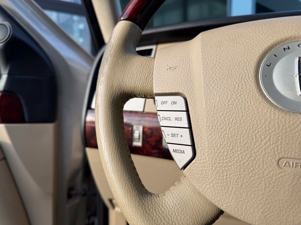 Used 2005 Lincoln Navigator Ultimate AWD/4WD image 21