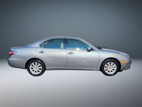 Used 2004 Lexus ES 330 w/ Premium Pkg FWD image 2