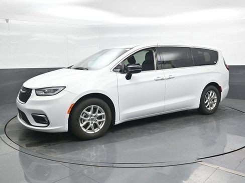 Used 2024 Chrysler Pacifica Touring-L FWD image 8