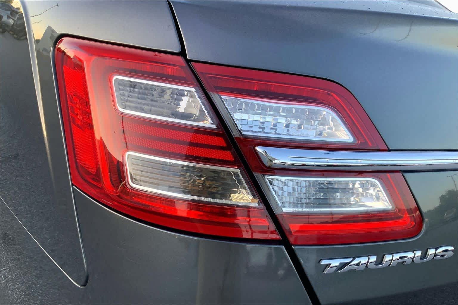 Used 2017 Ford Taurus Limited FWD image 26