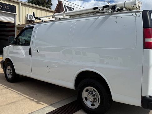 Used 2018 Chevrolet Express 2500 w/ Driver Convenience Package RWD image 3