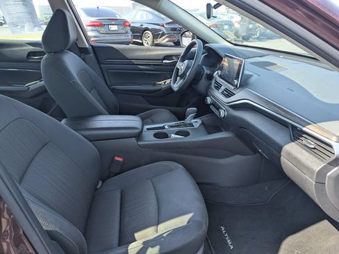 Used 2025 Nissan Altima 2.5 SV FWD image 33