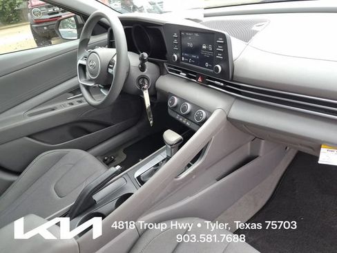 Used 2022 Hyundai Elantra SE FWD image 10