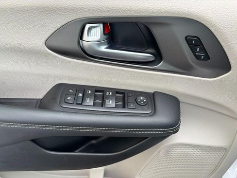 Used 2024 Chrysler Pacifica Touring-L FWD image 20