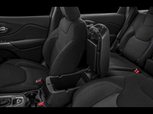 Certified 2019 Jeep Cherokee Latitude w/ Popular Appearance Group image 12