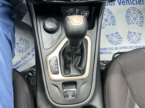 Used 2018 Jeep Cherokee Latitude w/ Safety Group AWD/4WD image 19