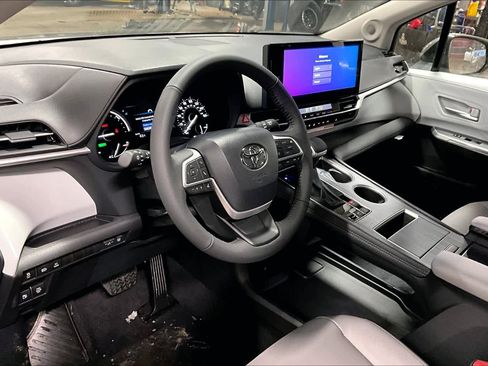 New 2026 Toyota Sienna XLE image 8