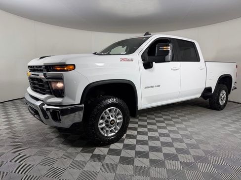 Used 2024 Chevrolet Silverado 2500 LT image 3