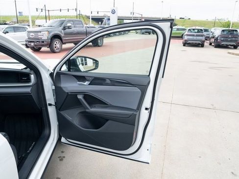 New 2026 Volkswagen Tiguan SE R-Line image 14