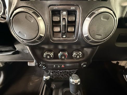 Certified 2018 Jeep Wrangler Unlimited Sport S image 28