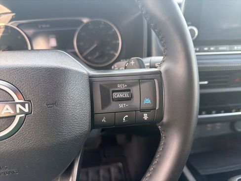 Used 2025 Nissan Rogue SV image 9