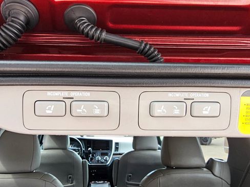 Used 2015 Toyota Sienna Limited Premium FWD image 10