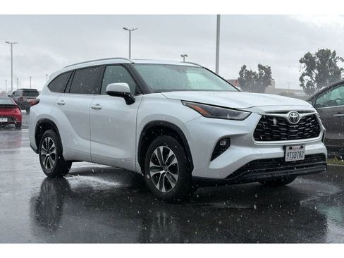 Used 2025 Toyota Highlander XLE image 2