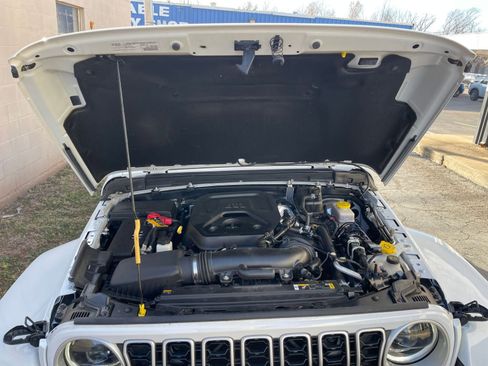 Used 2025 Jeep Wrangler Sahara image 31